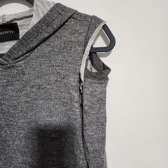 Six/Fifty Sweatshirt Womens Medium Gray Pullover Cold Shoulder Hoodie Distressed - Picture 3 of 8